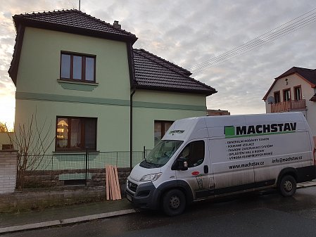 Zateplení stropu rodinného domu proti únikům tepla v Českém Brodě